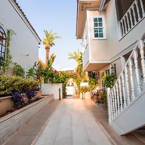 4* מלון Elegance East
